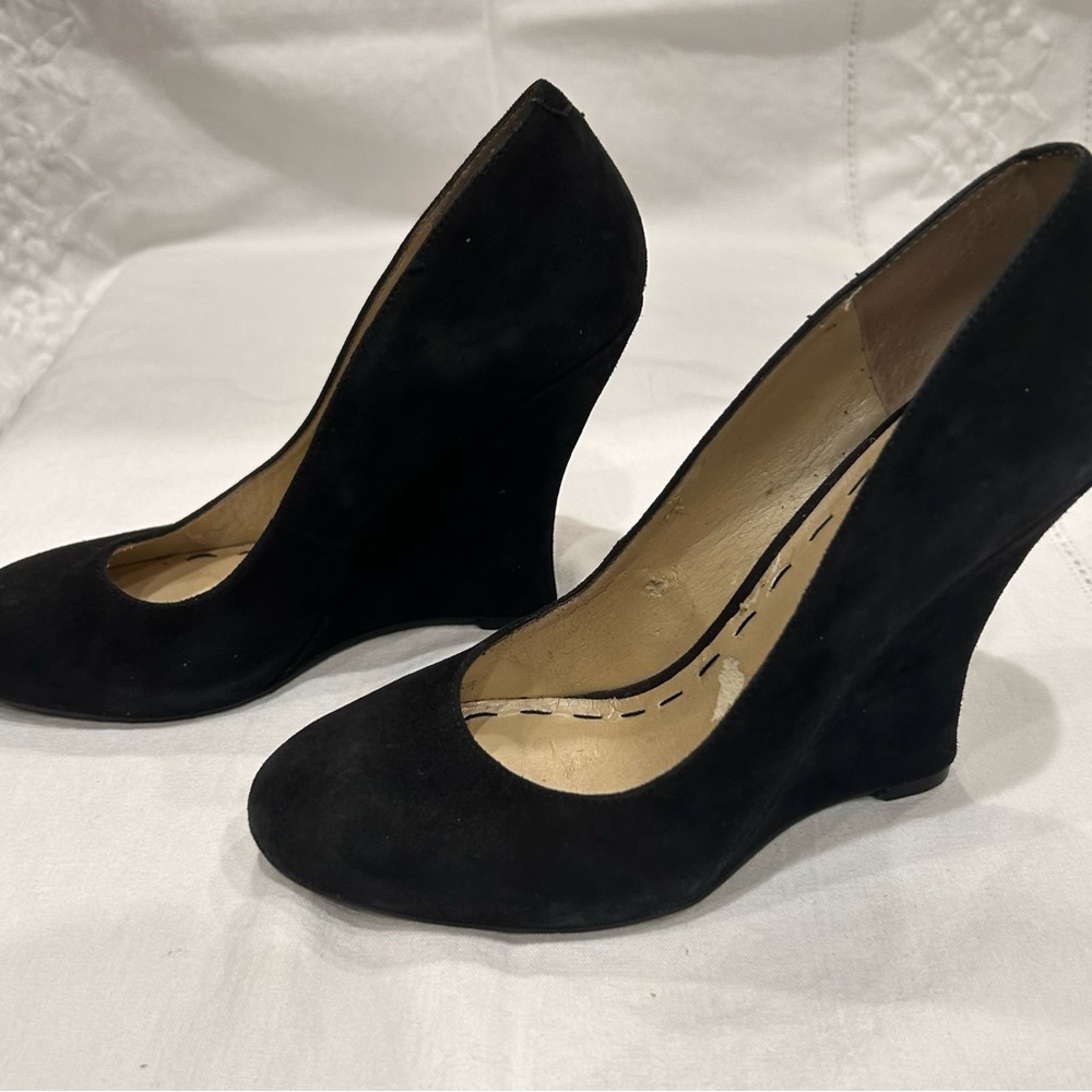 NEW NINE WEST Black suede 4” wedge, pumps!-size 6 $21!VGUC. Beautiful sexy pump!